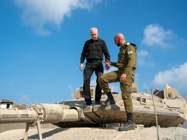 Der israelische Verteidigungsminister YOAV GALLANT besucht die Technologiebrigade des Bodenkorps, deren Aufgabe es ist, die Truppen im Feld mit den entsprechenden technischen Mitteln auszustatten. 