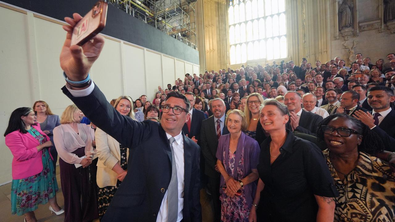 Der Labour-Politiker Andy Burnham macht ein Selfie von sich und zahlreichen Labour-Mitgliedern, die hinter ihm stehen. Der Labour-Politiker Andy Burnham macht ein Selfie von sich und zahlreichen Labour-Mitgliedern, die hinter ihm stehen.