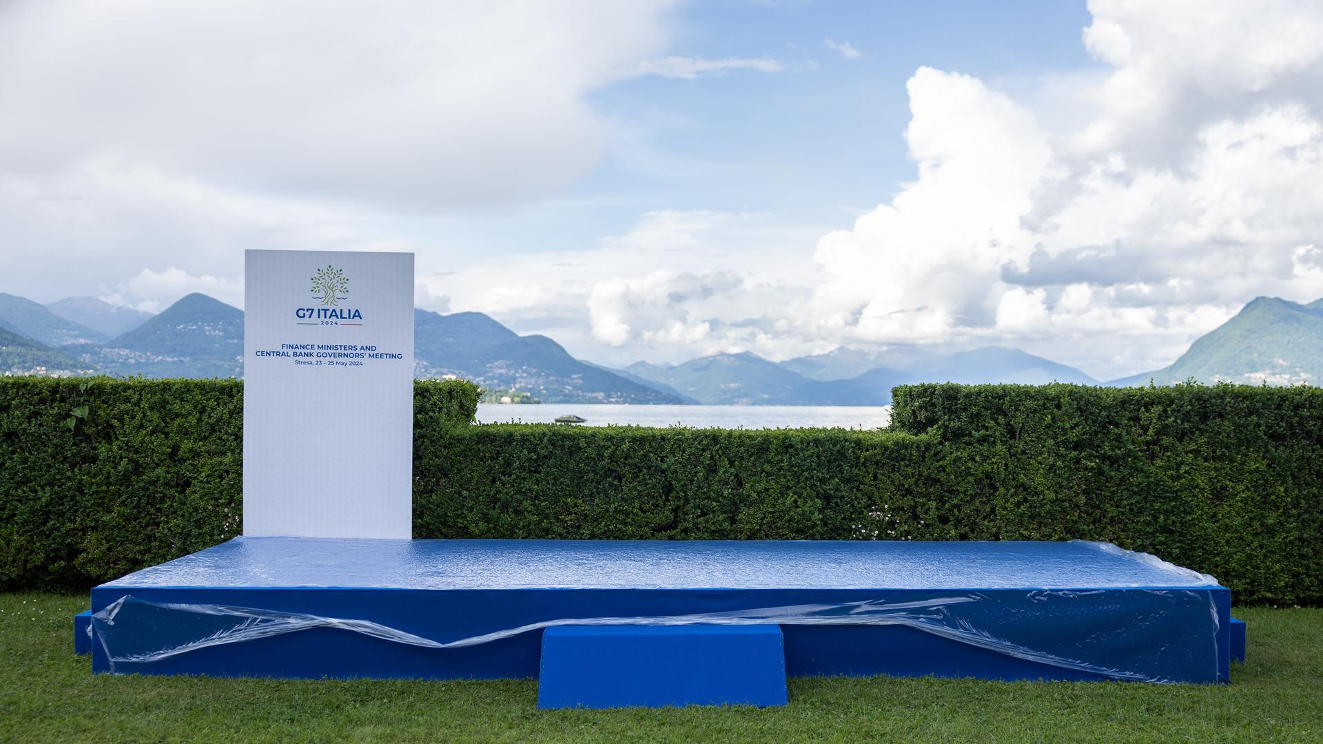 Ein Podest mit einem Schild G7 Italia steht auf einer Rasenfläche, aufgenommen vor Beginn des Treffens der G7-Finanzminister in Stresa. Ein Podest mit einem Schild G7 Italia steht auf einer Rasenfläche, aufgenommen vor Beginn des Treffens der G7-Finanzminister in Stresa.