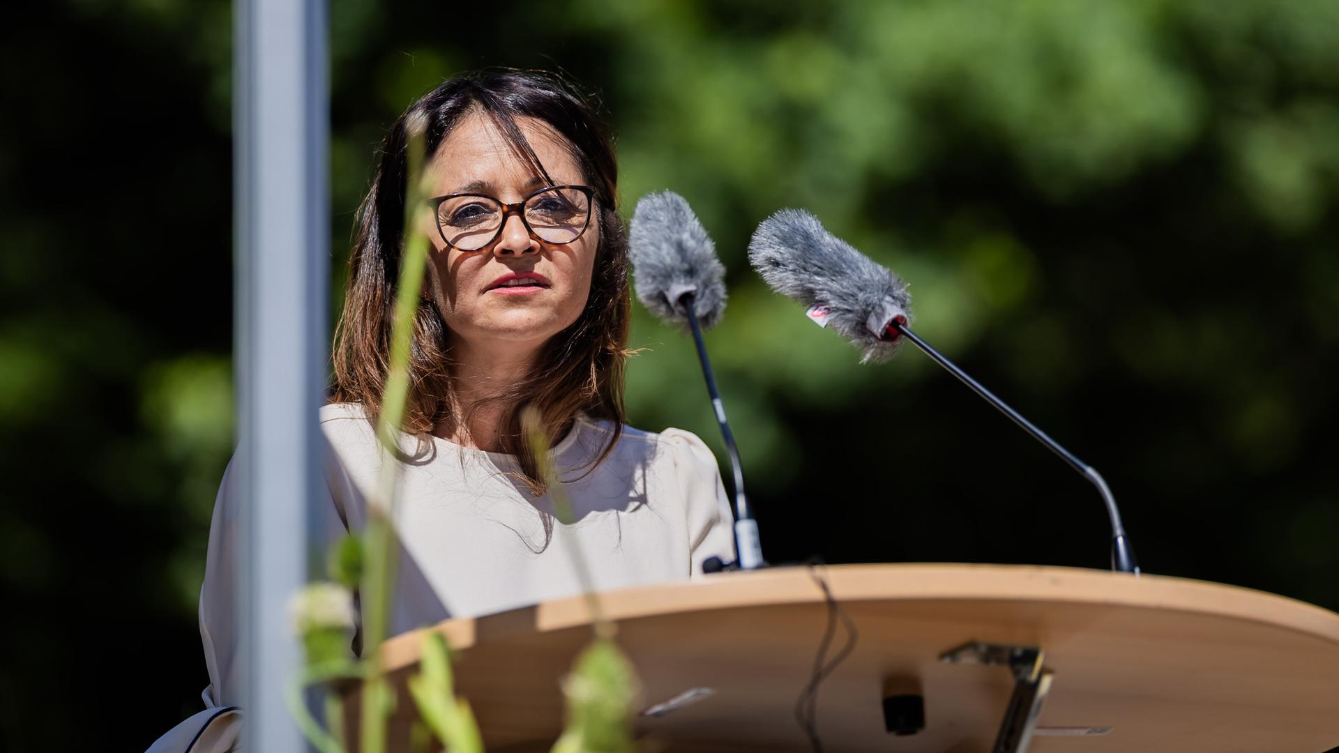 Felor Badenberg (CDU), Berliner Senatorin für Justiz und Verbraucherschutz, spricht im Berliner Tiergarten an einem Rednerpult. Felor Badenberg (CDU), Berliner Senatorin für Justiz und Verbraucherschutz, spricht im Berliner Tiergarten an einem Rednerpult.