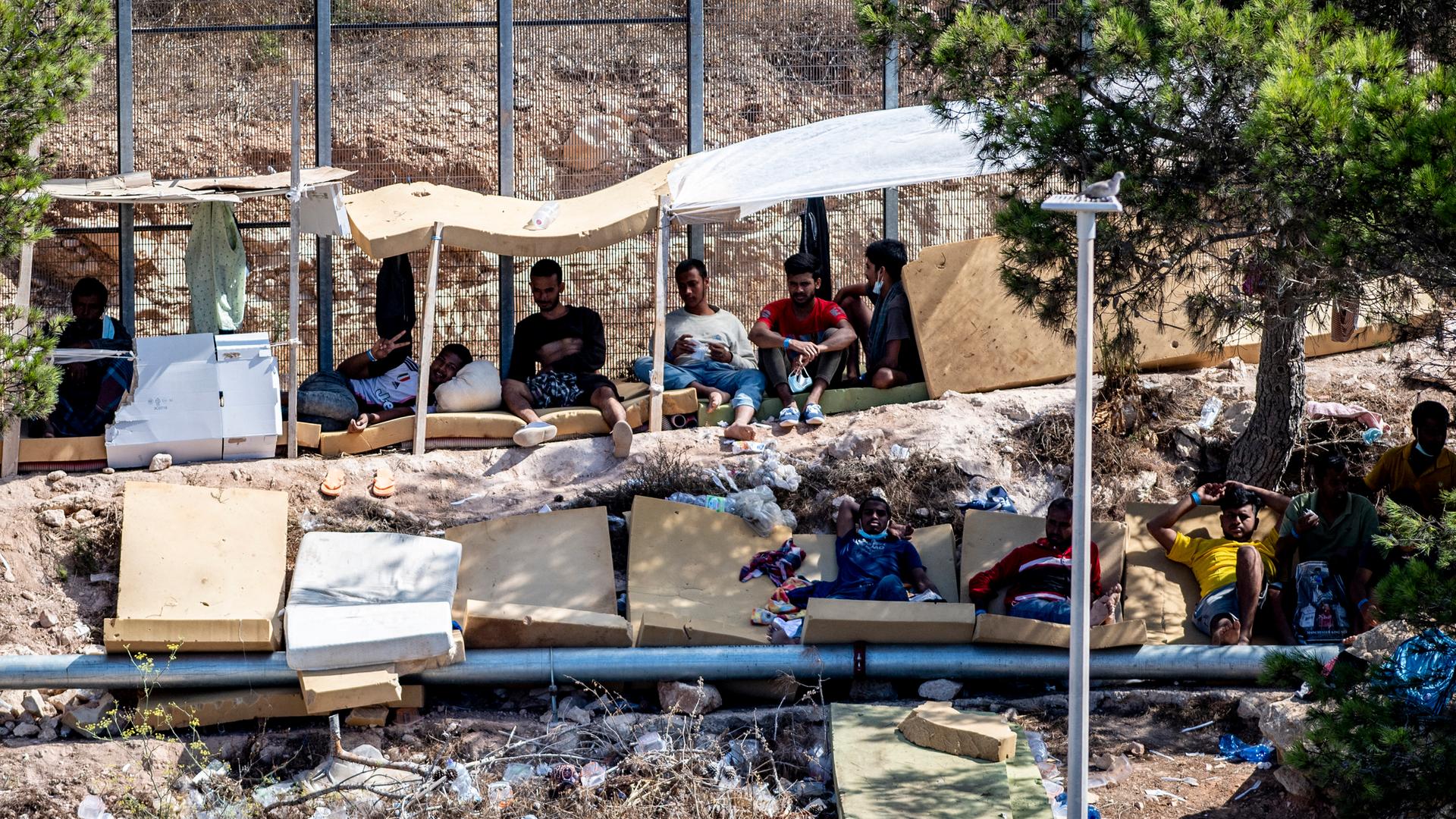Männer im Flüchtlingslager auf Lampedusa am 10. Juli 2022.