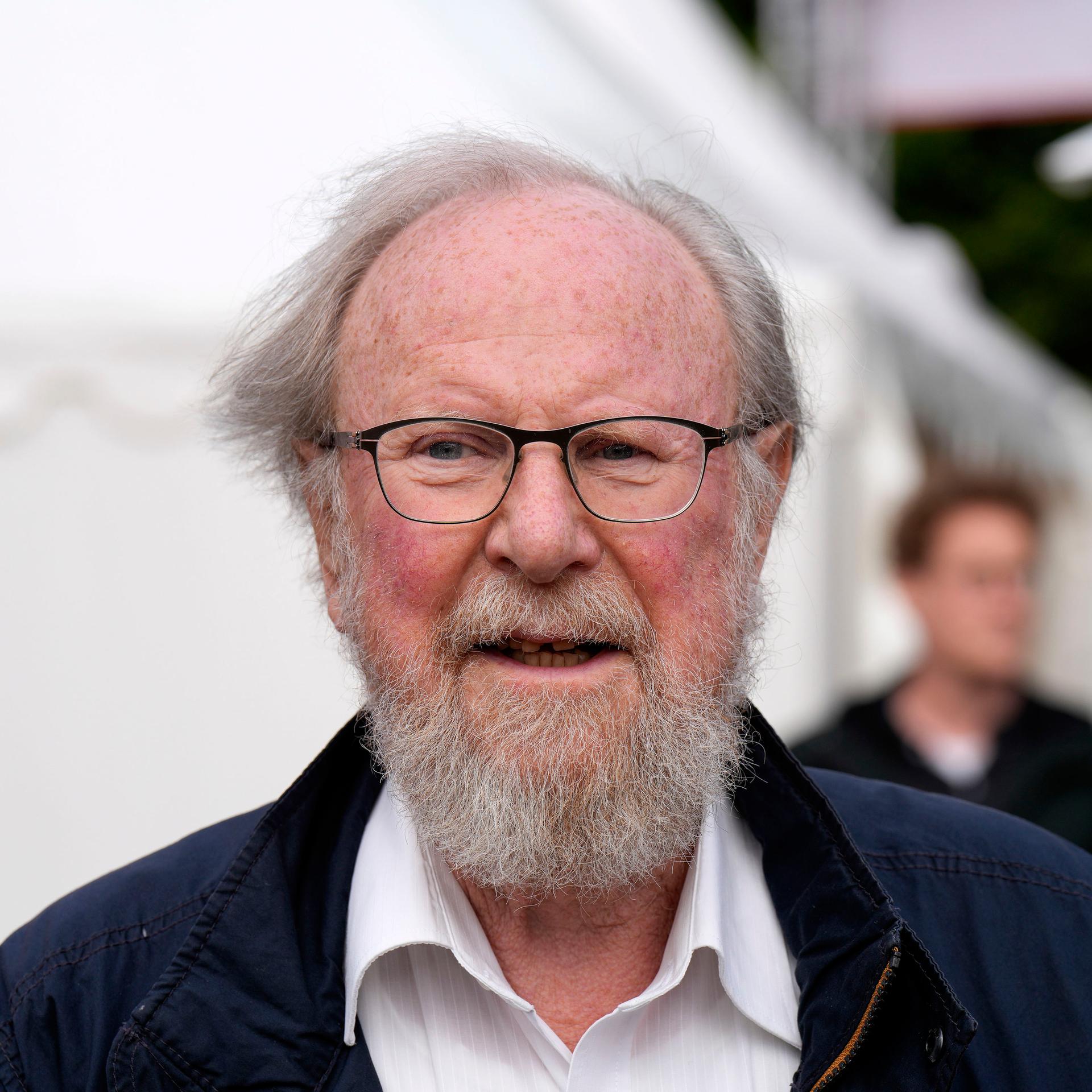 Der frühere Bundestagspräsident Wolfgang Thierse vor einem weißen Zelt. 