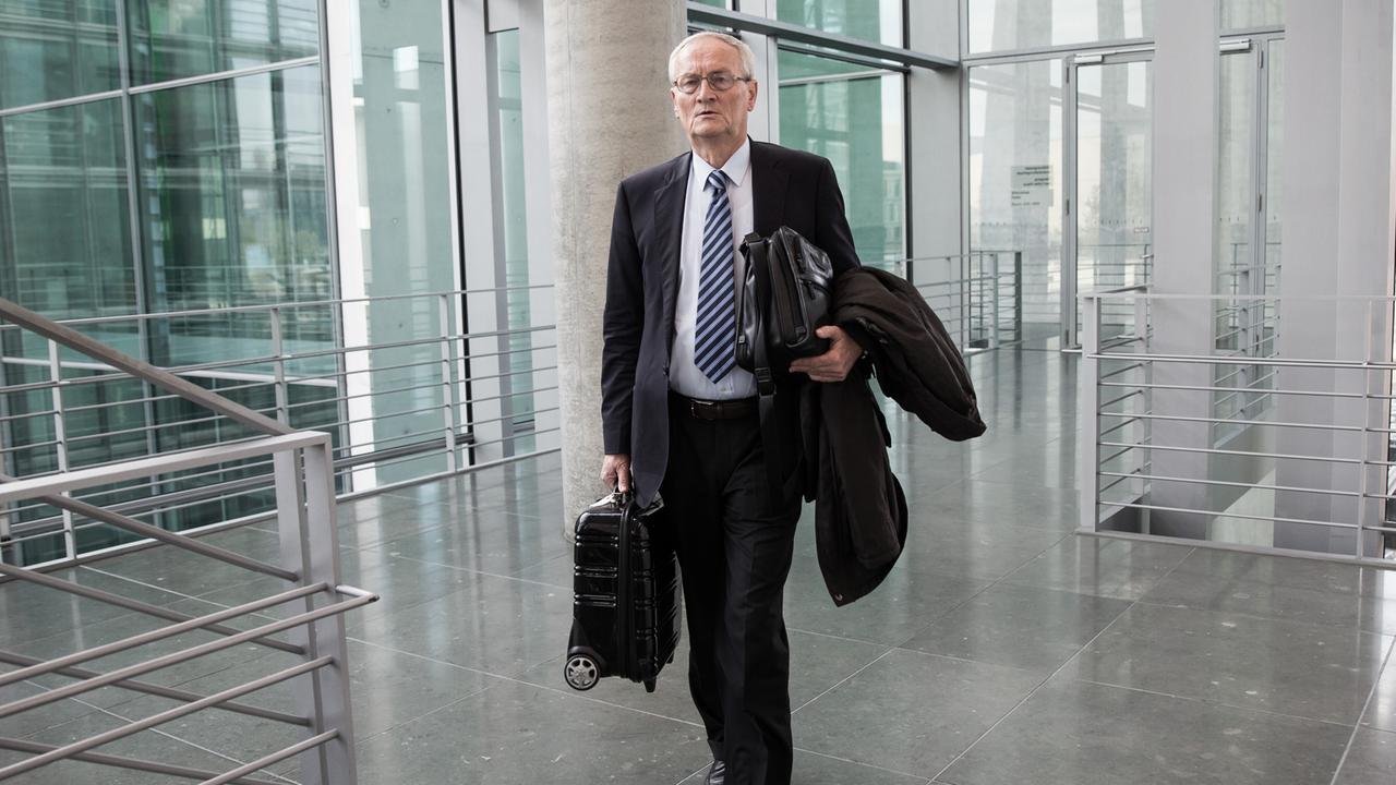 August Hanning, der ehemalige Präsident des Bundesnachrichtendienstes (BND) kommt am 02.10.2015 im Bundestag in Berlin als Zeuge zum NSA-Untersuchungsausschuss.