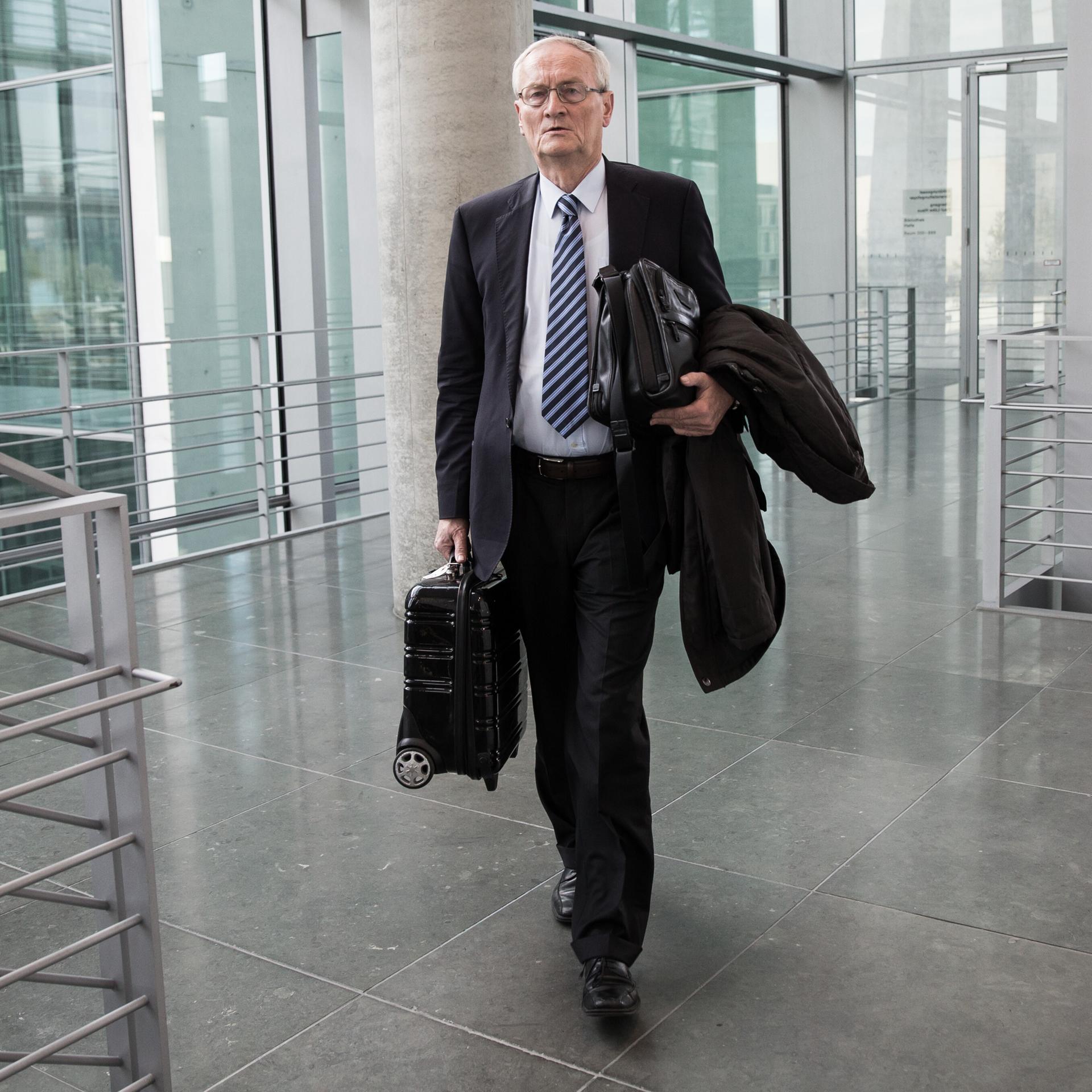 August Hanning, der ehemalige Präsident des Bundesnachrichtendienstes (BND) kommt am 02.10.2015 im Bundestag in Berlin als Zeuge zum NSA-Untersuchungsausschuss.