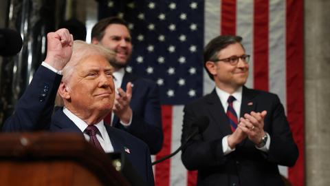 US-Präsident Trump steht an einem Rednerpult im Kongress und hebt die Faust.