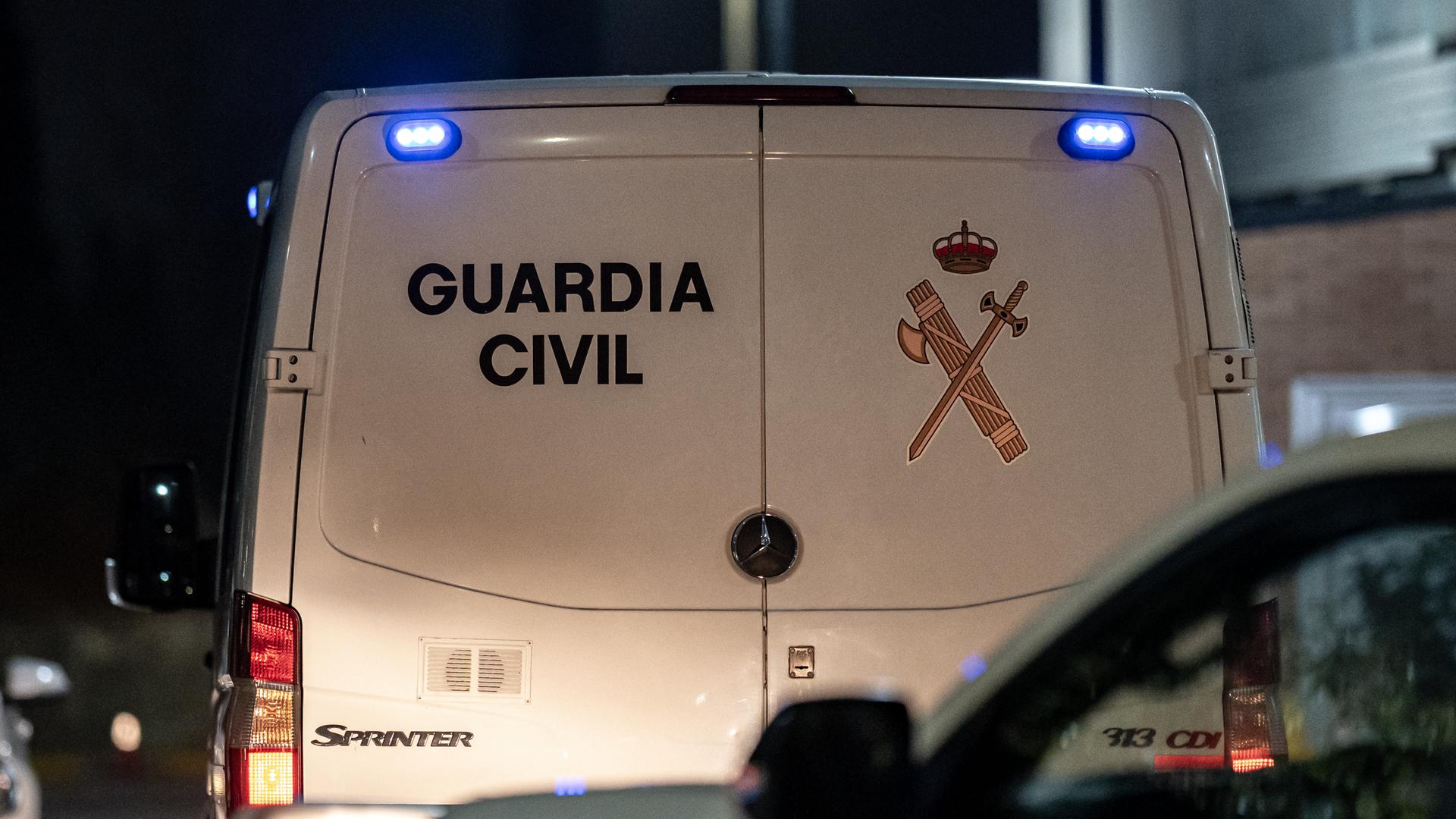 Ein weißes Auto der spanischen Polizeieinheit Guardia Civil mit Blaulicht. 