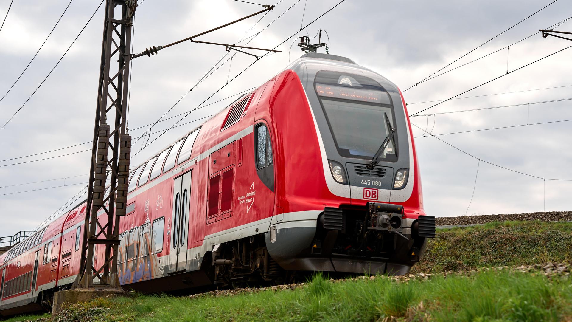 Regionalzug der DB Deutschen Bahn während der Fahrt