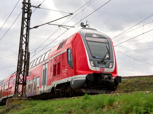 Regionalzug der DB Deutschen Bahn während der Fahrt