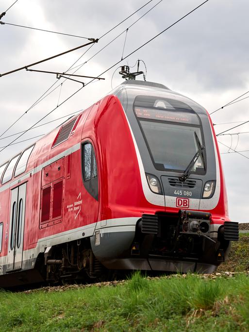 Regionalzug der DB Deutschen Bahn während der Fahrt