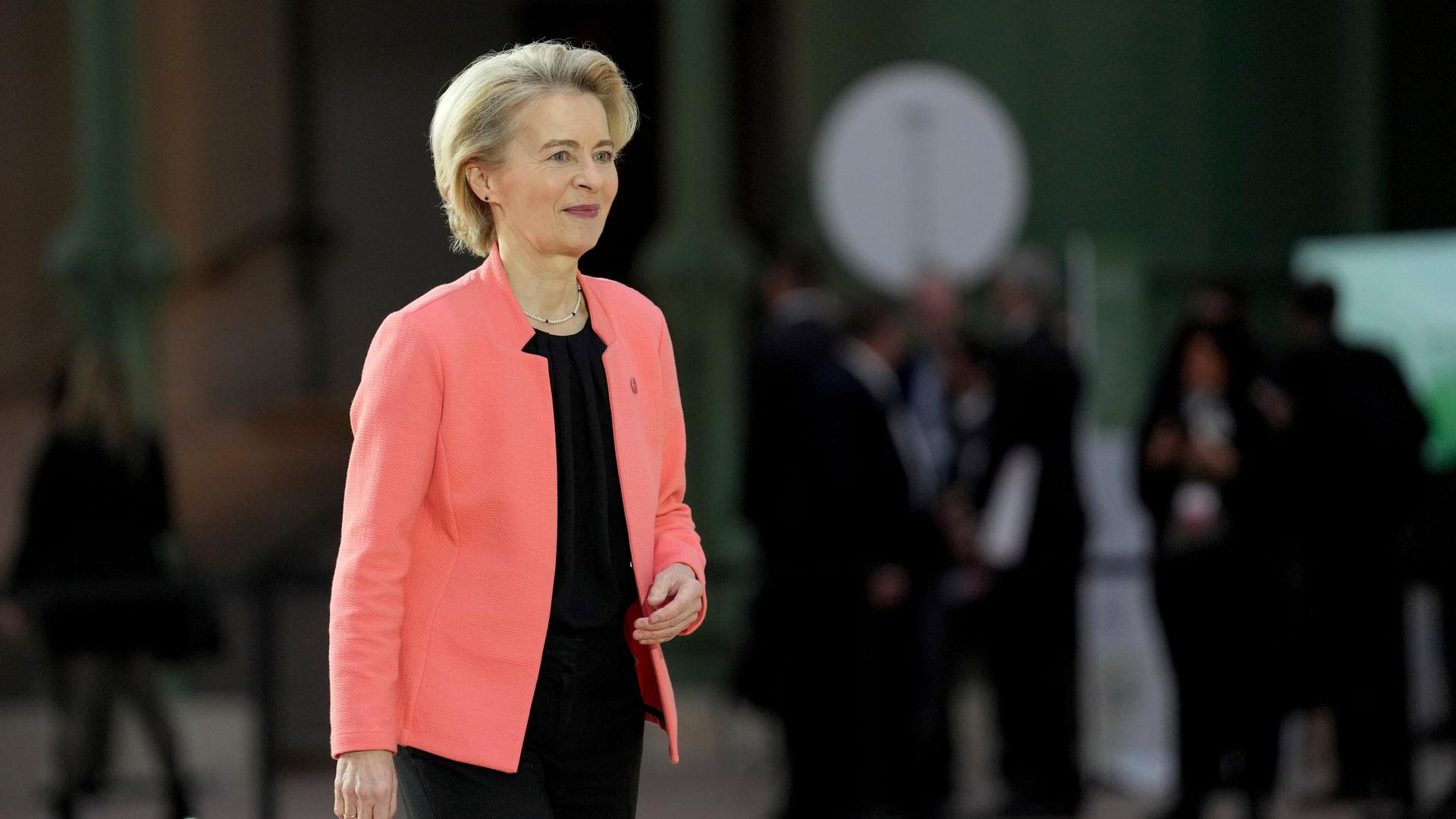  Die Präsidentin der Europäischen Kommission, Ursula von der Leyen, trifft während des Aktionsgipfels für künstliche Intelligenz im Grand Palais ein. 