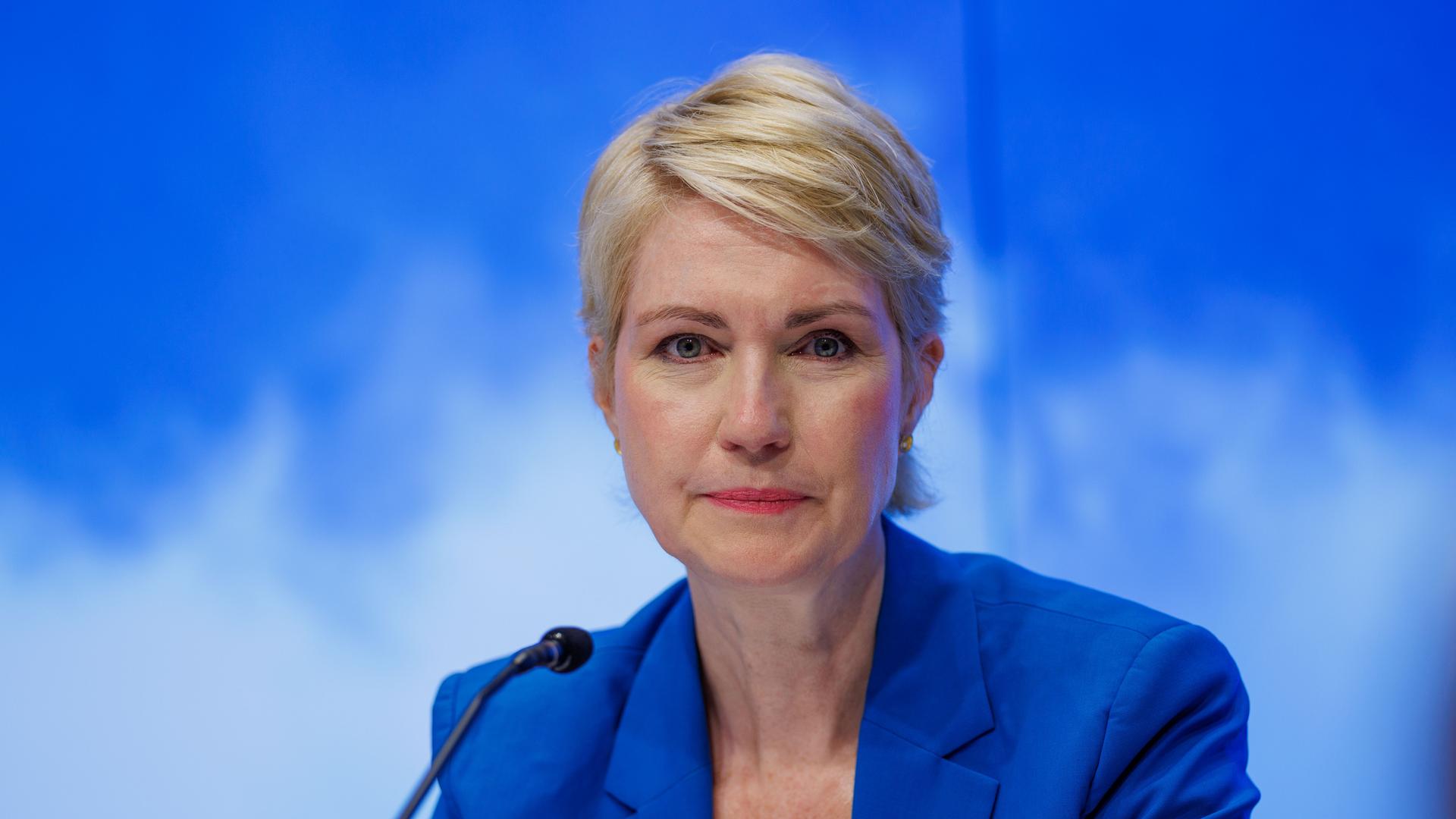Manuela Schwesig (SPD) sitzt vor einem Mikrofon.