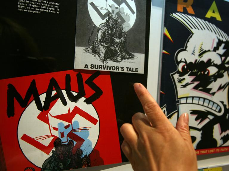 Ein Umschlag des Comic-Romans "Maus" von Art Spiegelman während einer Comic-Ausstellung.