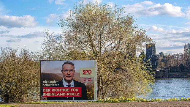 Wahlplakat in Frühlingslandschaft zur Landtagswahl am 22. März 2026 in Rheinland-Pfalz. Alexander Schweitzer, SPD, "Der Richtige für Rheinland-Pfalz" steht darauf.