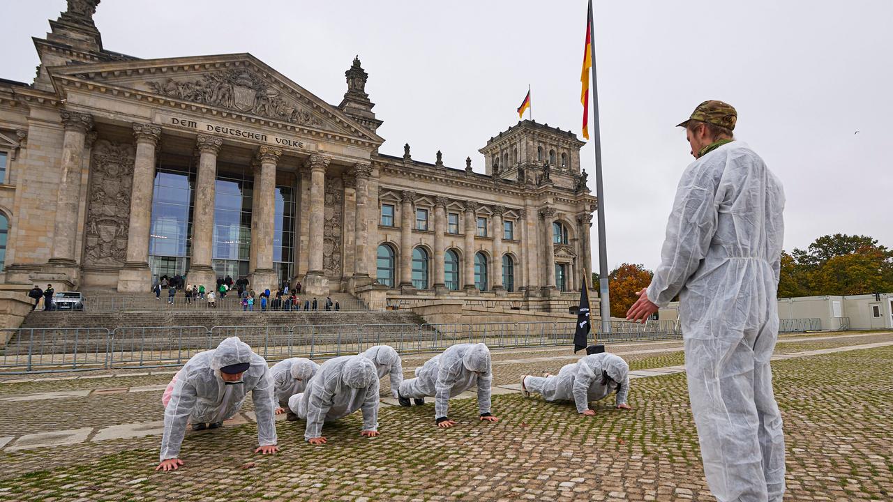 Protestaktion mit verklebten Mündern der Generation Z Gen. Sie fordern mehr Mitbestimmung junger Menschen beim Thema Wehrdienst am Donnerstag 16.10.2025 vor dem Bundestag in Berlin. 