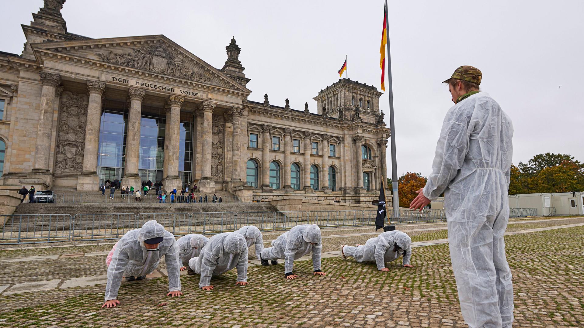 Protestaktion mit verklebten Mündern der Generation Z Gen. Sie fordern mehr Mitbestimmung junger Menschen beim Thema Wehrdienst am Donnerstag 16.10.2025 vor dem Bundestag in Berlin. Protestaktion mit verklebten Mündern der Generation Z Gen. Sie fordern mehr Mitbestimmung junger Menschen beim Thema Wehrdienst am Donnerstag 16.10.2025 vor dem Bundestag in Berlin.