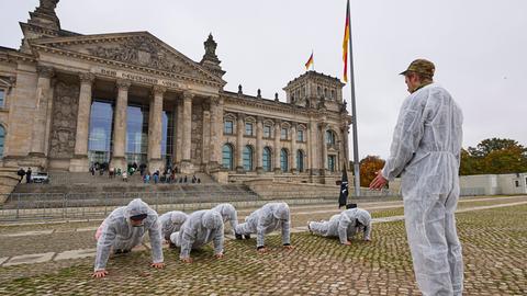 Protestaktion mit verklebten Mündern der Generation Z Gen. Sie fordern mehr Mitbestimmung junger Menschen beim Thema Wehrdienst am Donnerstag 16.10.2025 vor dem Bundestag in Berlin. 