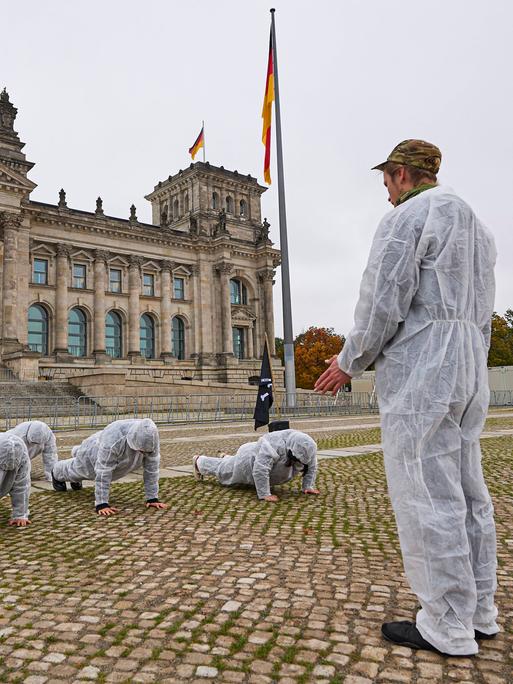 Protestaktion mit verklebten Mündern der Generation Z Gen. Sie fordern mehr Mitbestimmung junger Menschen beim Thema Wehrdienst am Donnerstag 16.10.2025 vor dem Bundestag in Berlin. 
