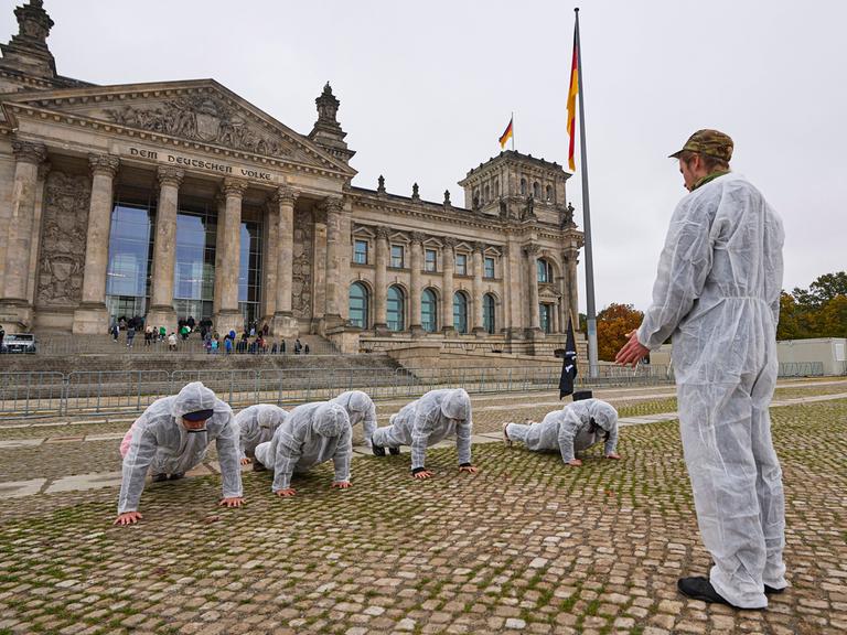 Protestaktion mit verklebten Mündern der Generation Z Gen. Sie fordern mehr Mitbestimmung junger Menschen beim Thema Wehrdienst am Donnerstag 16.10.2025 vor dem Bundestag in Berlin. 