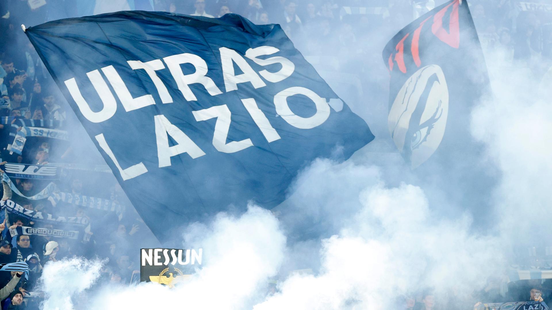 Ein von Pyro-Nebel eingehüllter Stadionrang, auf dem eine große Fahne mit der Aufschrift "Ultras Lazio" geschwenkt wird
