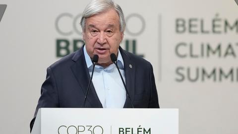 Der Generalsekretär der Vereinten Nationen, Antonio Guterres, spricht während einer Plenarsitzung auf dem UN-Klimagipfel COP30 in Belem.