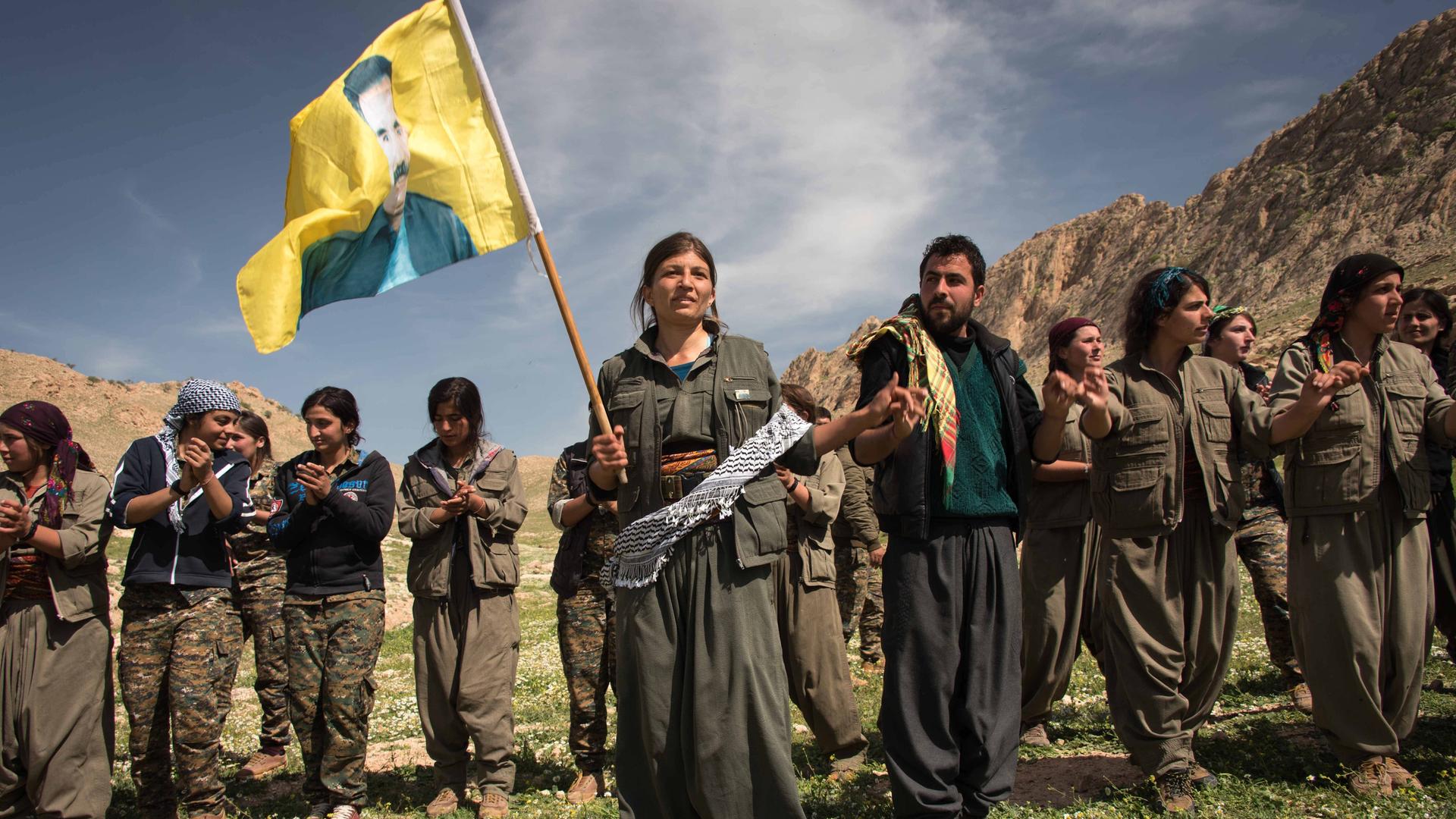 Soldaten der kurdischen Milizen in Sindschar, Irak, feiern den Geburtstag von Abdullah Öcalan, einem kurdischen Nationalistenführer und einem der Gründungsmitglieder der Arbeiterpartei Kurdistans (PKK), April 2016.