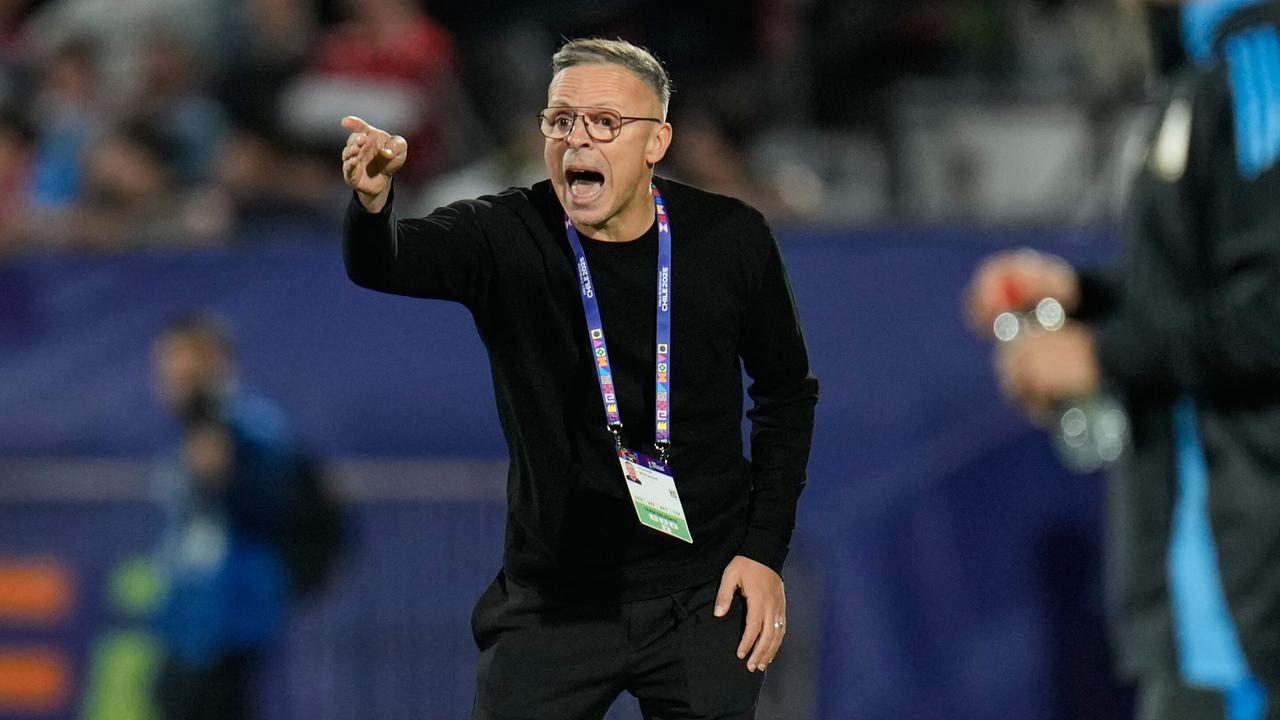 Mohamed Ouahbi steht am Spielfeldrand und gestikuliert mit der rechten Hand in Richtung Spielfeld.