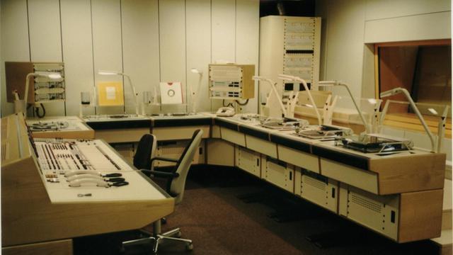 Blick ins Innere eines Studios im Kölner Funkhaus des Deutschlandfunk anno 1994