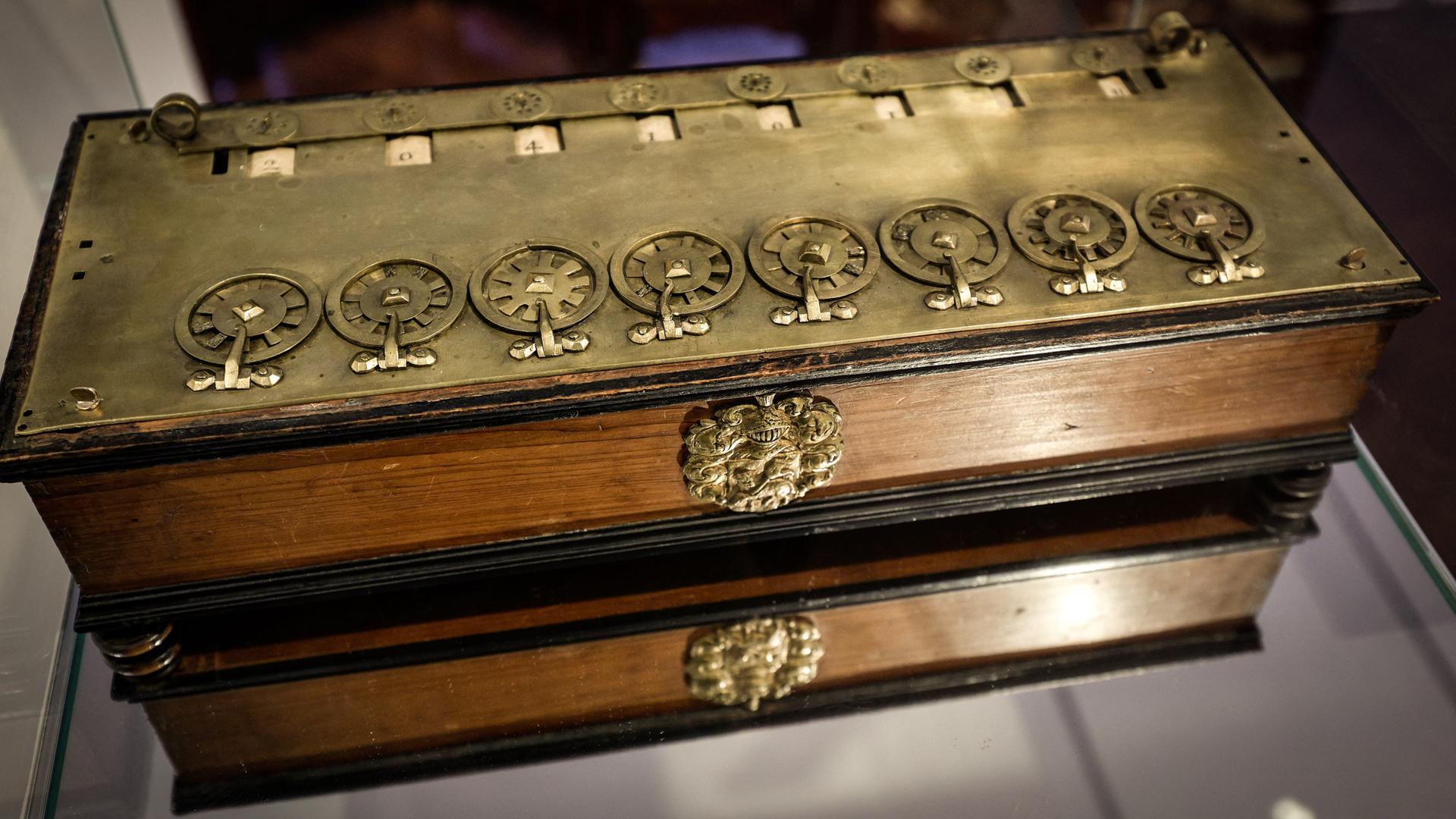 Die erste Rechenmaschine der Welt ist fast 400 Jahre alt. Erfunden wurde sie von Blaise Pascal.