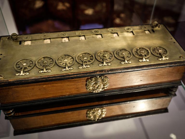 Die erste Rechenmaschine der Welt ist fast 400 Jahre alt. Erfunden von Blaise Pascal,