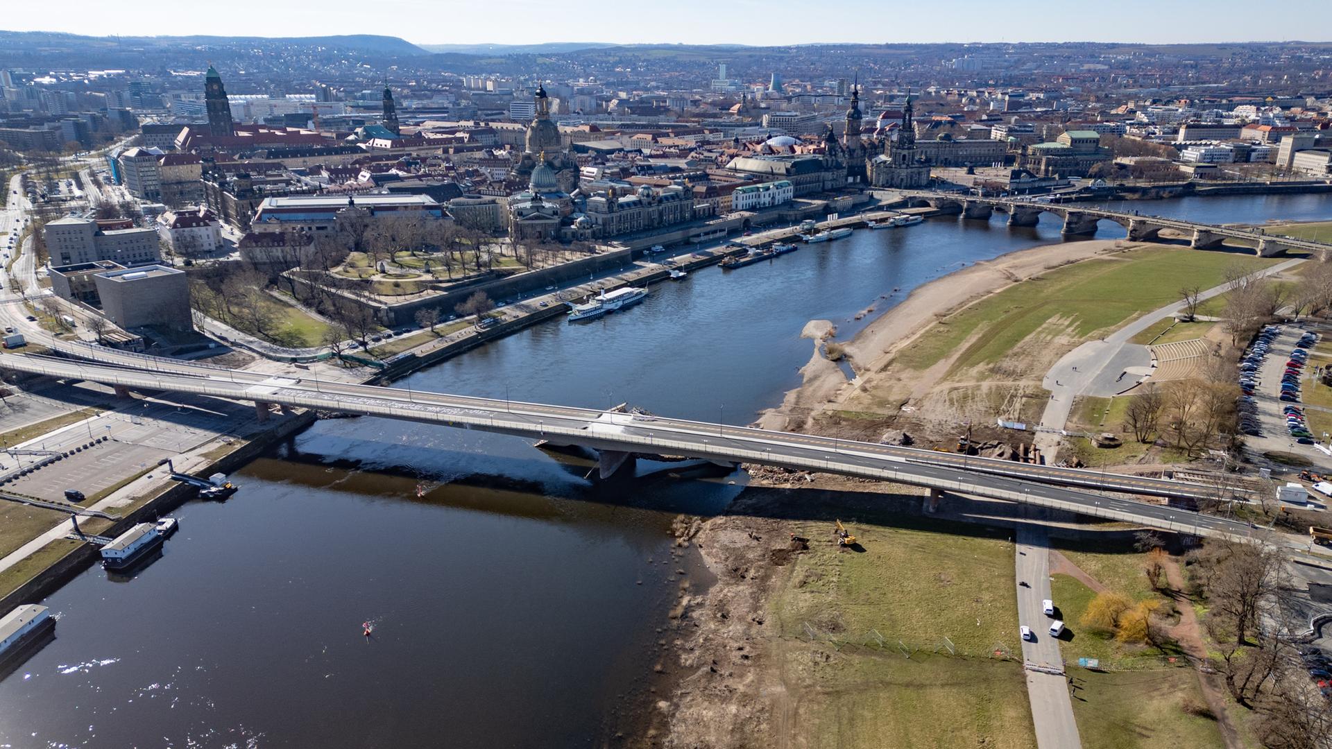 Blick auf den noch erhaltenen Brückenzug der teileingestürzten Carolabrücke. 