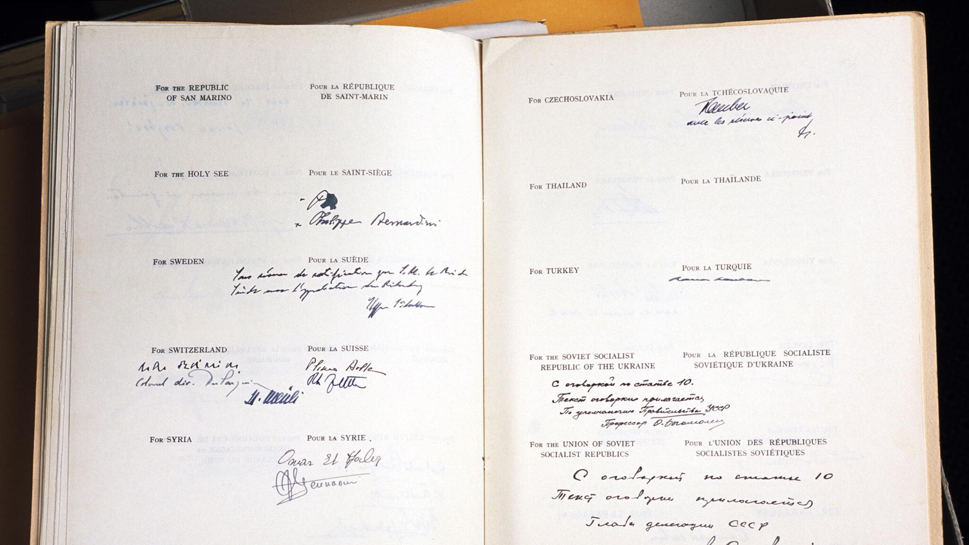 Ein Teil der Unterschriften mit Vertretern aus verschiedenen Ländern im Genfer Abkommen vom 12. August 1949, aufgenommen am 27. August 2004 im Bundesarchiv in Bern. Ein Teil der Unterschriften mit Vertretern aus verschiedenen Ländern im Genfer Abkommen vom 12. August 1949, aufgenommen am 27. August 2004 im Bundesarchiv in Bern.