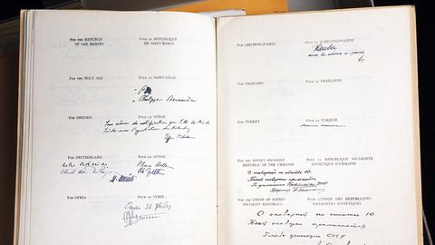Ein Teil der Unterschriften mit Vertretern aus verschiedenen Ländern im Genfer Abkommen vom 12. August 1949, aufgenommen am 27. August 2004 im Bundesarchiv in Bern.