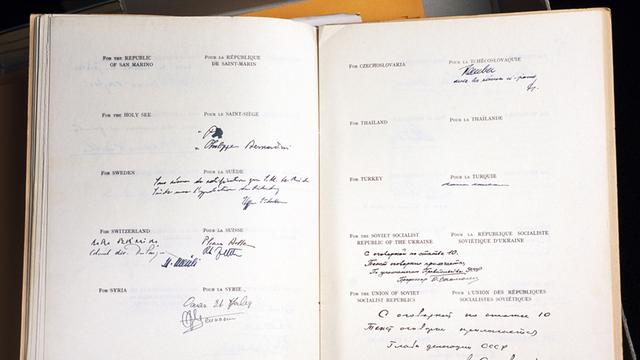 Ein Teil der Unterschriften mit Vertretern aus verschiedenen Ländern im Genfer Abkommen vom 12. August 1949, aufgenommen am 27. August 2004 im Bundesarchiv in Bern.