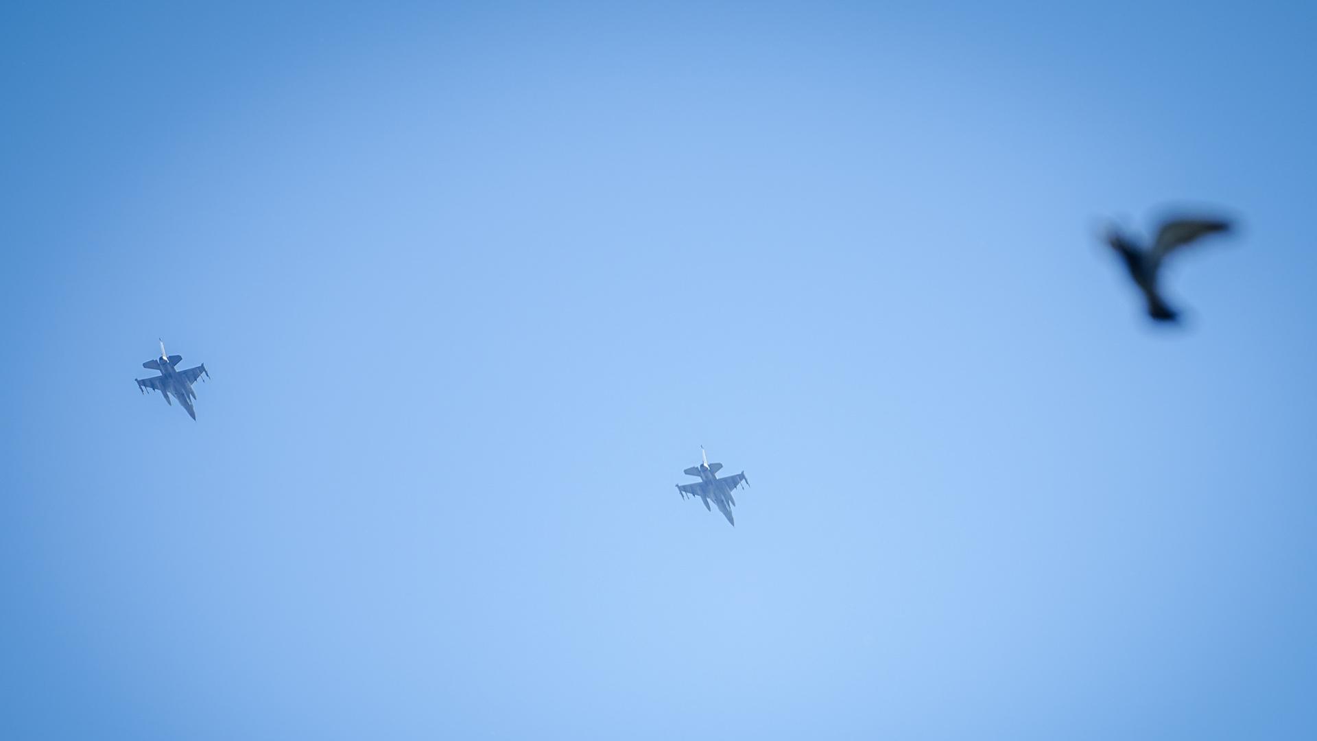 Zwei F-16 Kampfjets mit Lenkflugkörpern bewaffnet fliegen über die rumänische Stadt Cluj-Napoca hinweg. Zwei F-16 Kampfjets mit Lenkflugkörpern bewaffnet fliegen über die rumänische Stadt Cluj-Napoca hinweg.