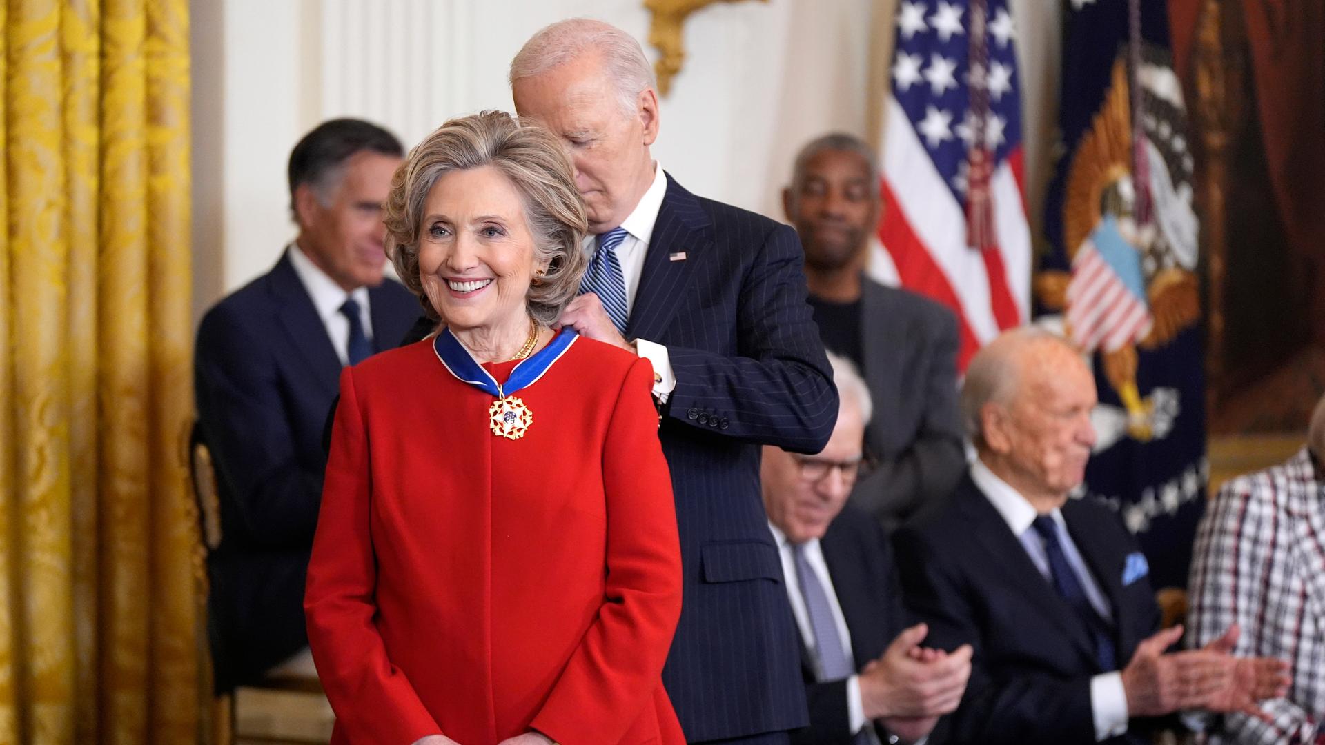 US-Präsident Joe Biden verleiht der früheren Außenministerin Clinton die Medal of Freedom. 