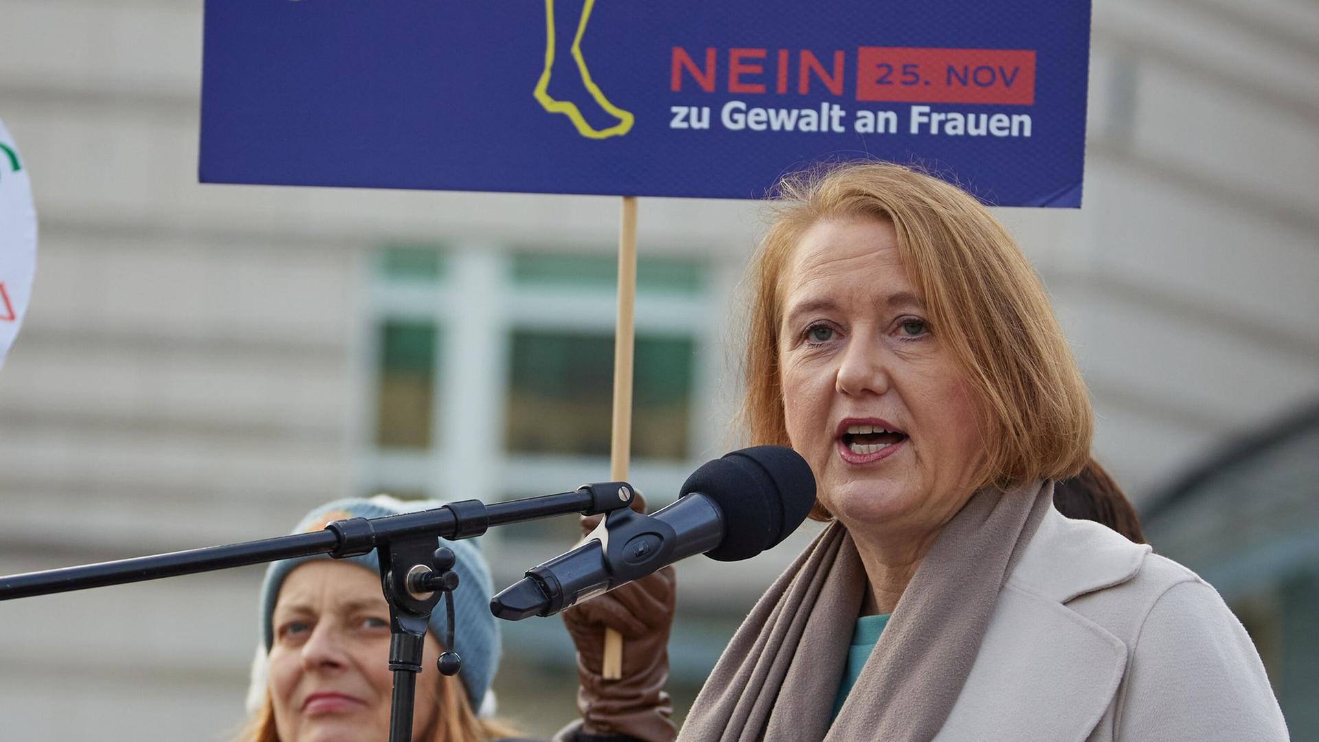 Lisa Paus steht am Mikrofon und spricht. Im Hintergrund ist ein Plakat mit der Kontur eines Frauenkörpers zu sehen, daneben steht "Frei leben - ohne Gewalt" Lisa Paus steht am Mikrofon und spricht. Im Hintergrund ist ein Plakat mit der Kontur eines Frauenkörpers zu sehen, daneben steht "Frei leben - ohne Gewalt"