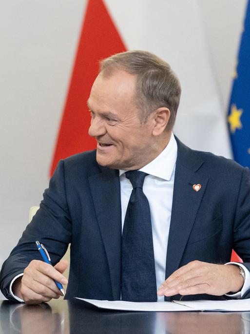 Wladyslaw Kosiniak-Kamysz und Donald Tusk unterschreiben den Koalitionsvertrag.