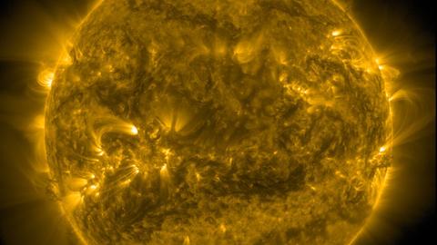  In 365 Tagen und knapp 6 Stunden zieht unsere Erde um die Sonne (hier im UV-Licht aufgenommen) – damit lässt sich immer der „korrekte“ Geburtstag berechnen. 

