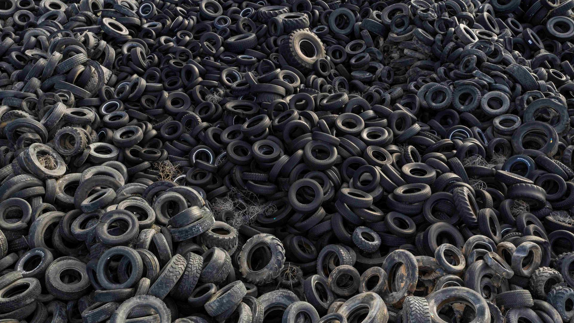Ein Berg aus Autoreifen auf einer Müllhalde. Ein Berg aus Autoreifen auf einer Müllhalde.