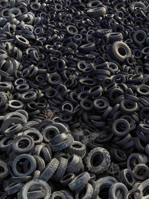 Ein Berg aus Autoreifen auf einer Müllhalde. Ein Berg aus Autoreifen auf einer Müllhalde.