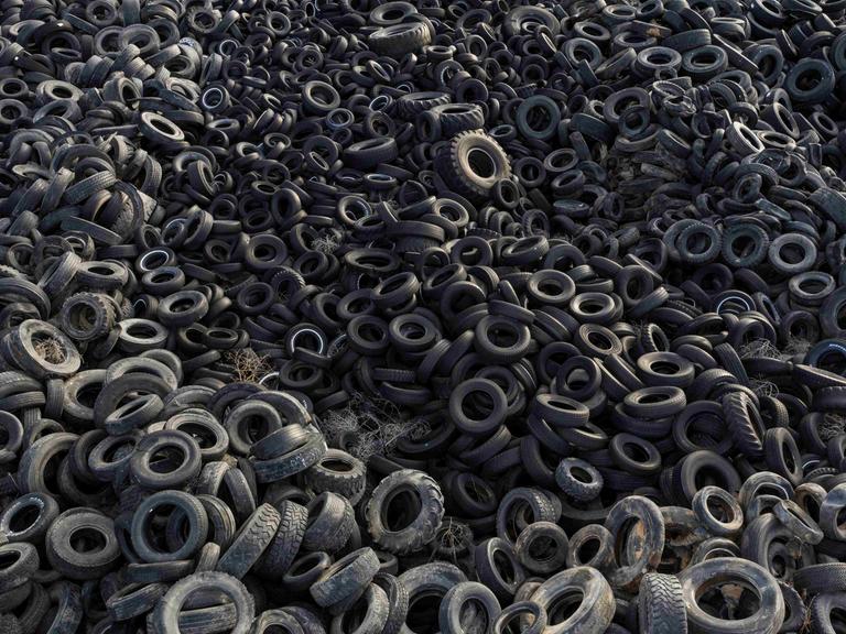 Ein Berg aus Autoreifen auf einer Müllhalde. Ein Berg aus Autoreifen auf einer Müllhalde.