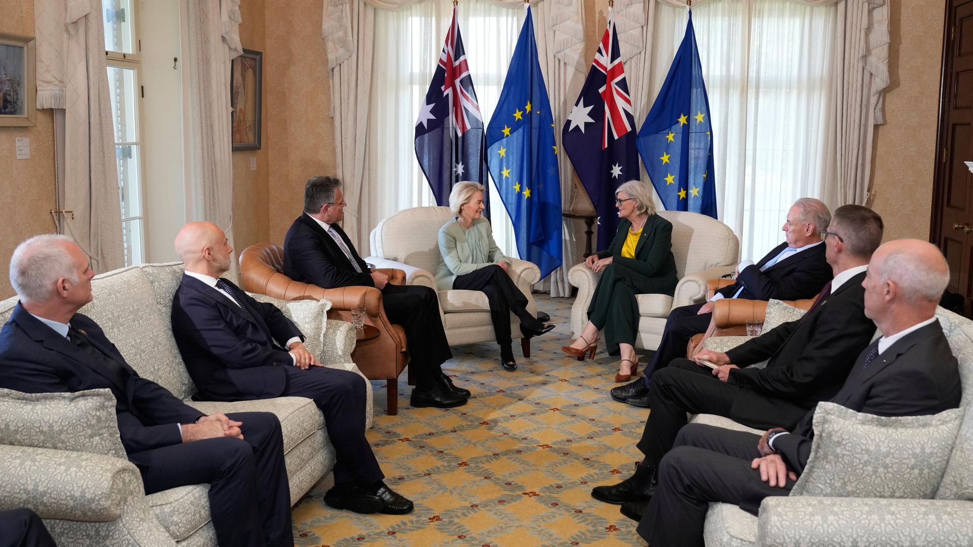 Ursula von der Leyen sitzt mit mehreren Personen bei einem Treffen im Admiralty House in Sydney. Ursula von der Leyen sitzt mit mehreren Personen bei einem Treffen im Admiralty House in Sydney.