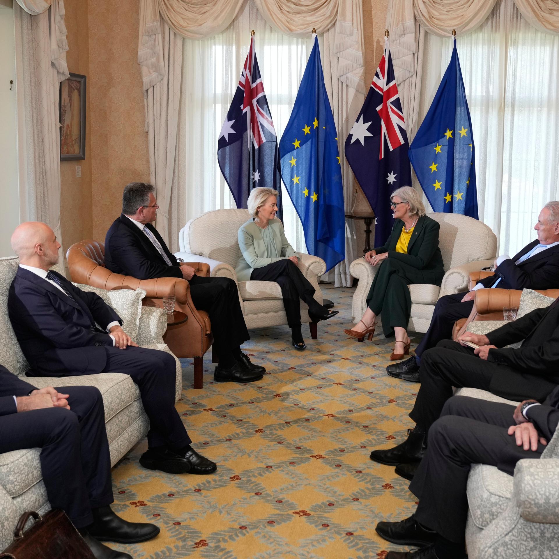 Ursula von der Leyen sitzt mit mehreren Personen bei einem Treffen im Admiralty House in Sydney.