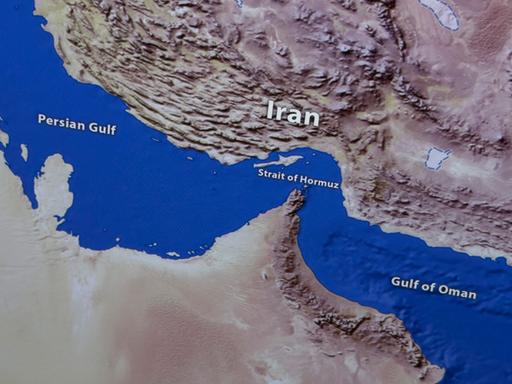 Eine Karte zeigt die Straße von Hormus. Eine Karte zeigt die Straße von Hormus.