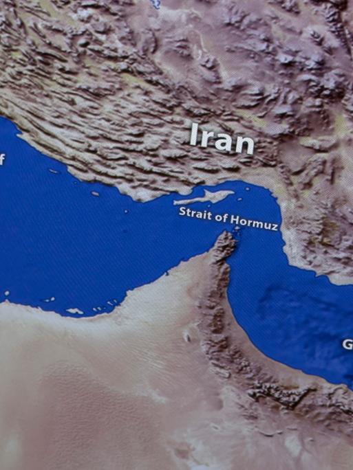 Eine Karte zeigt die Straße von Hormus. Eine Karte zeigt die Straße von Hormus.