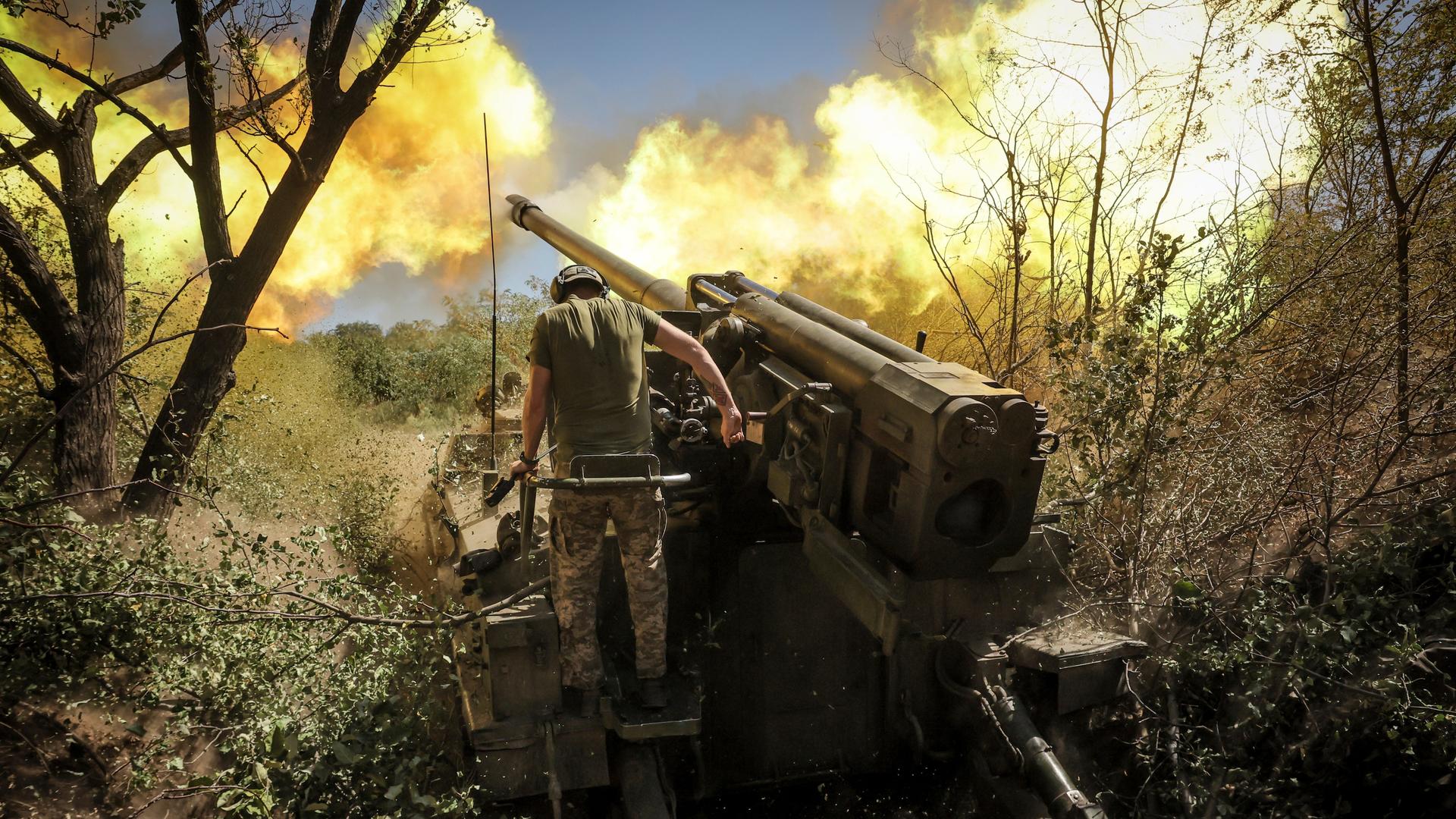 Auf diesem vom Pressedienst der 24. Mechanisierten Brigade der Ukraine via AP zur Verfügung gestellten Foto feuert ein Soldat der 24. Mechanisierten Brigade eine 152-mm-Panzerhaubitze des Typs "Giatsint-S" auf russische Stellungen in der Nähe der Stadt Tschassiw Jar. Auf diesem vom Pressedienst der 24. Mechanisierten Brigade der Ukraine via AP zur Verfügung gestellten Foto feuert ein Soldat der 24. Mechanisierten Brigade eine 152-mm-Panzerhaubitze des Typs "Giatsint-S" auf russische Stellungen in der Nähe der Stadt Tschassiw Jar.