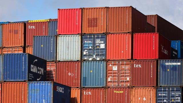 Übereinander gestapelte Container im Duisburger Hafen.