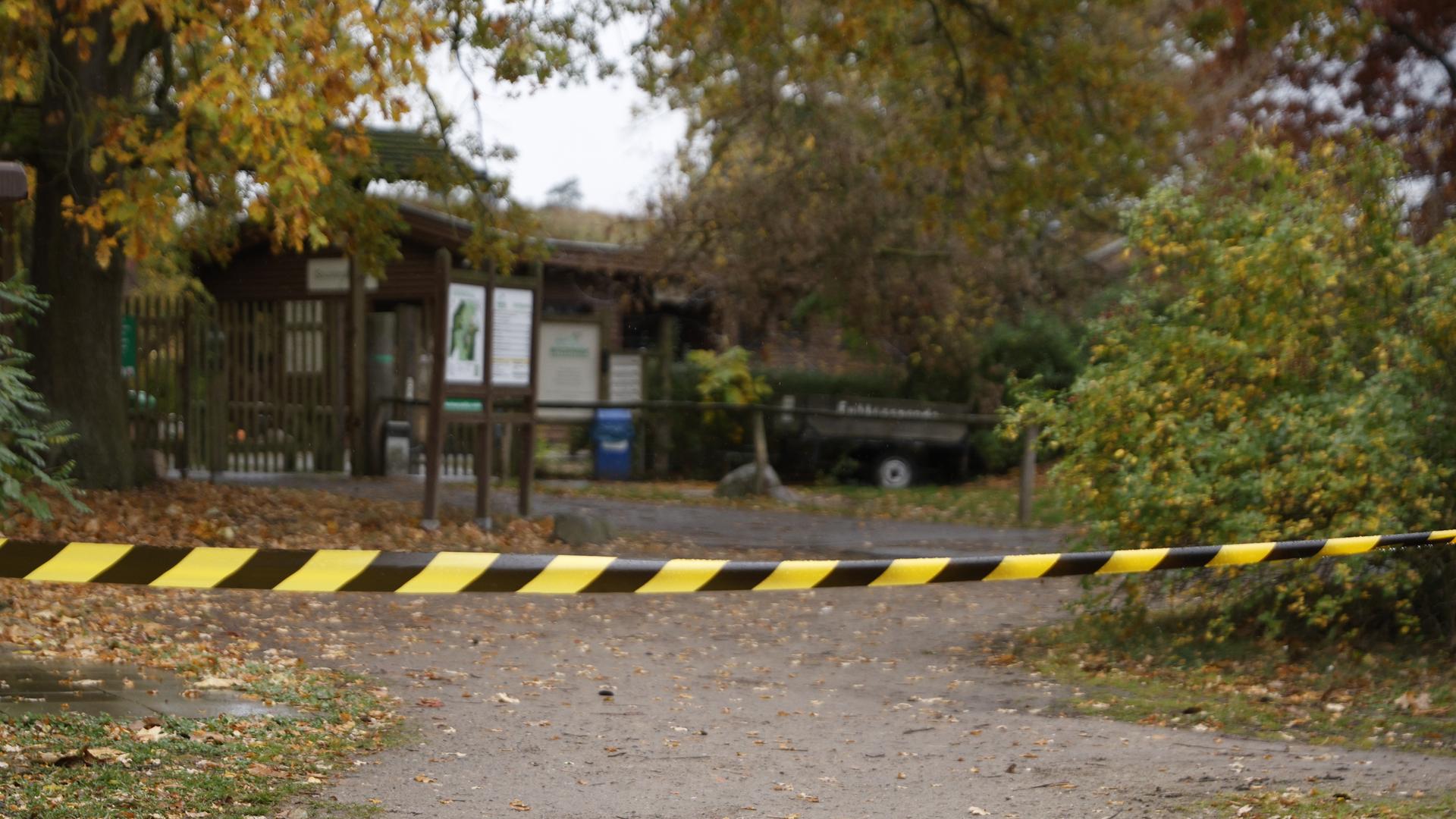 Ein Flatterband sperrt einen Bereich des Wildparks Johannismühle ab. 