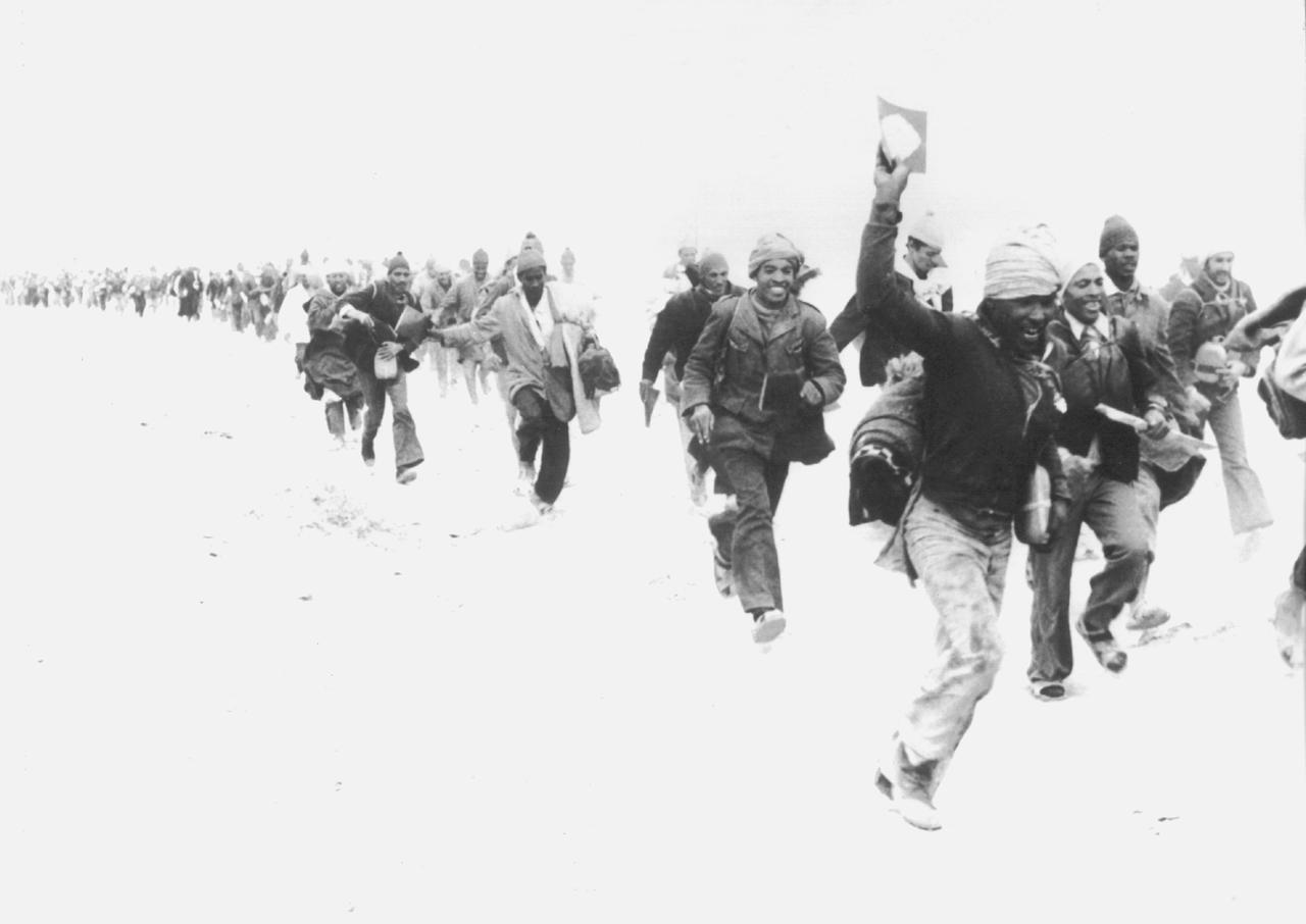 Der "Grüne Marsch" in die Westsahara: Jubelnde Marokkaner beim Überqueren der Grenze zur damaligen spanischen Überseeprovinz "Spanisch-Sahara" am 6. November 1975.