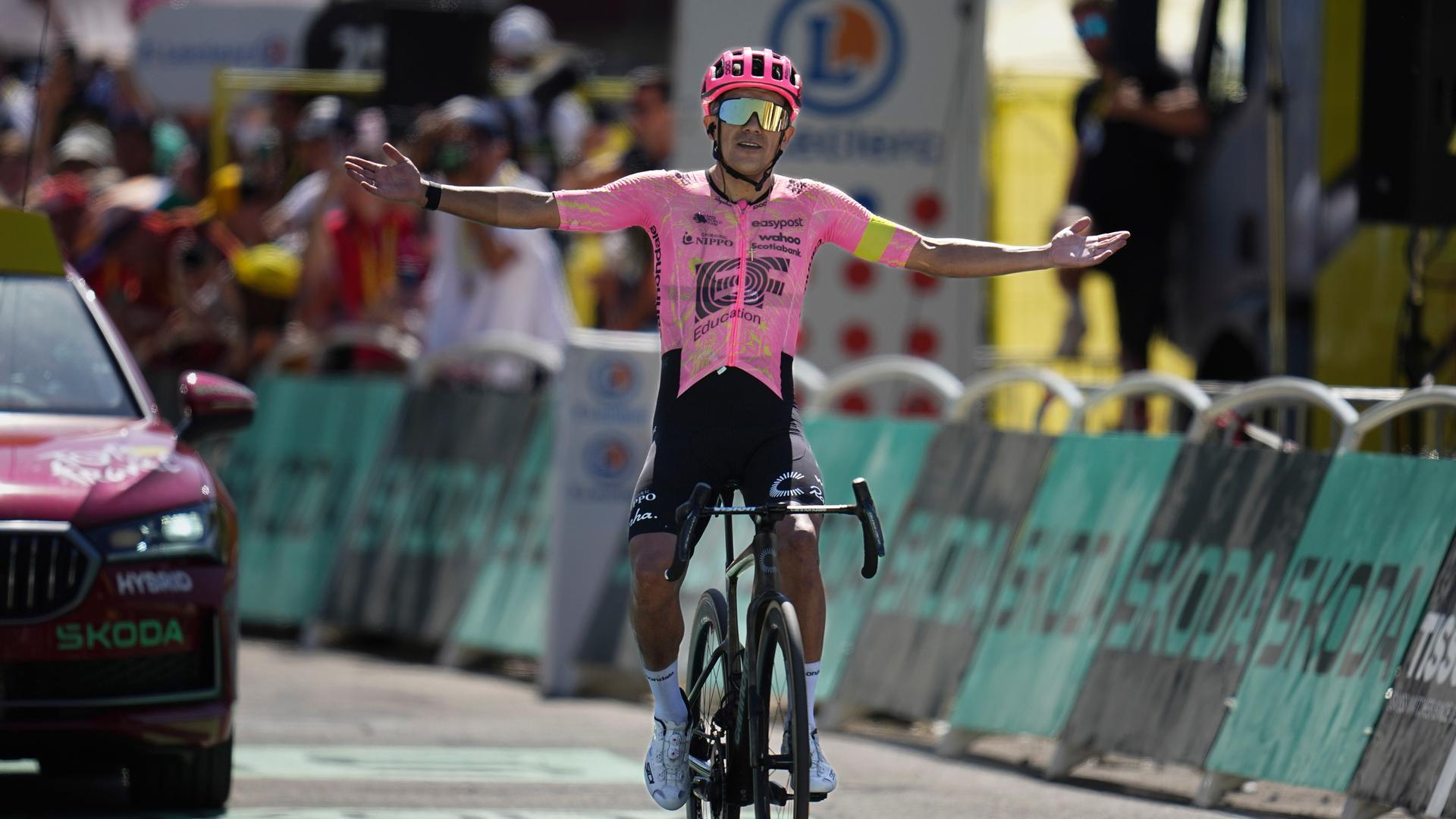 Richard Carapaz hält beide Arme ausgestreckt, während er bei der 17. Etappe der Tour de France ins als Erster ins Ziel einfährt. 